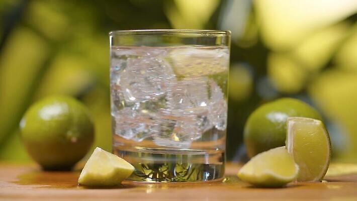 나무 라이프스타일 손 음료 조각 잎 과일 자연 유리 귤 건강 사람없음 야외 물 얼음 거품 추위 신선 칵테일 투명 닫기 갈증 먹기 레몬 가득함 순수 유기농 라임 가스 녹색배경 내추럴 소다 토닉 4K MP4 해외동영상 클립영상 자연요소 식물 웰빙 백그라운드 컨셉 모션 재질 주류 생활 신체부위 초록색 생태계 동영상 파일형식