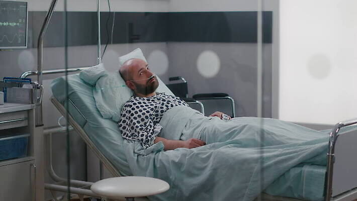 응시 컨셉 휴식 노동자 스트레스 주택 건강 병원 앉기 치료 약 카메라 건강관리 방 고통 환자 의사 슬픔 침대 호흡기관 고독 호흡 결과 질병 간호 튜브 병실 산소 거짓말 돌봄 치유 혼자 4K MOV 해외동영상 클립영상 직업 시선 감정 가구 의학 모션 관리 건물 전자제품 의료진 장기_의학 원소 동영상 파일형식