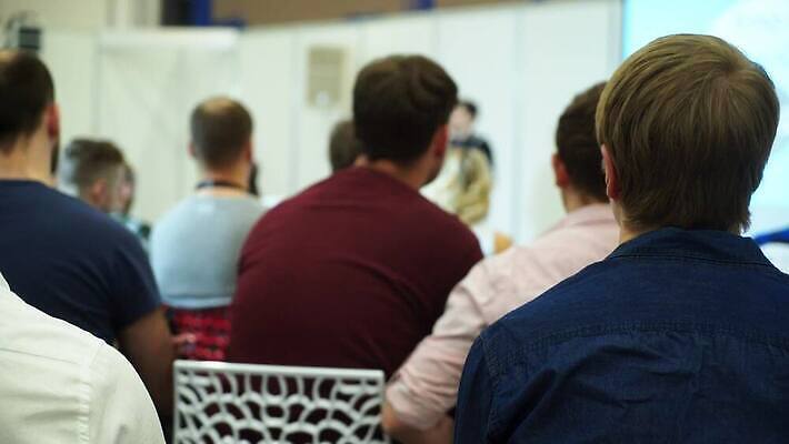 직업 교육 비즈니스 사업가 학교 회의 설명 사람 앉기 이벤트 스터디 교육자 정보 비즈니스맨 발표 가르침 그룹 센터 작업실 정상 토론 강의 경영자 대학교 일반 세미나 지휘대 4K MOV 해외동영상 클립영상 남자 모션 학습 직장인 리더 동영상 파일형식