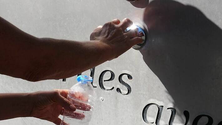 유럽 기독교 종교 문화 음료 사람 사람없음 야외 물 교회 여행객 프랑스 기도 동굴 붓기 기적 심볼 호기심 신성 일반 프랑스어 보호구역 순례 순례자 4K MP4 해외동영상 클립영상 자연요소 문자 감정 나라 컨셉 종교건축 모션 건물 동영상 구역 파일형식