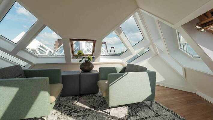 건축양식 창문 하늘 지붕 실내 사람없음 내부 소파 햇빛 맑음 카펫 방 4K 타임랩스 MOV 해외동영상 클립영상 건축 의자 날씨 촬영기법 태양 동영상 파일형식