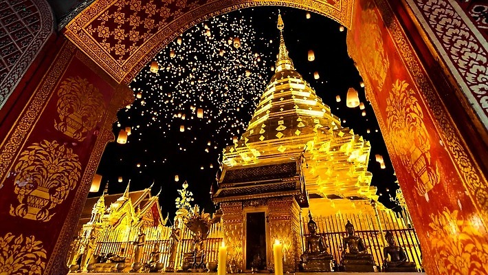 전통 아시아 종교 문화 여행 불교 건축양식 태국 사람없음 빛 축제 등불 사찰 황금 야간 랜드마크 사리탑 숭배 4K MP4 해외동영상 클립영상 자연요소 건축 나라 종교건축 조명 탑 동영상 파일형식