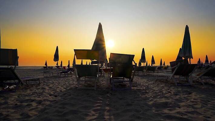 모래 바다 하늘 사람없음 태양 일출 일몰 파라솔 휴양지 선베드 4K MP4 해외동영상 클립영상 자연요소 의자 노을 장소 동영상 파일형식