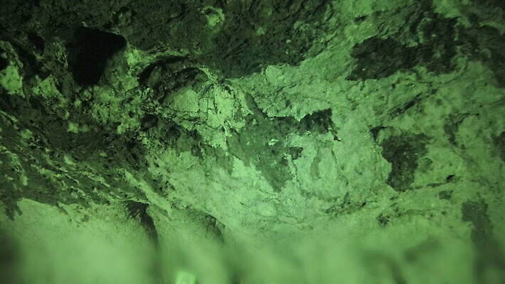 지구 과학 여행 백그라운드 실내 사람없음 빛 여행객 어둠 산책 탐험 바위 터널 동굴 큼 신비 철 생물학 지하 내추럴 고고학 깊이 석회암 옛날 적외선 지질 지질학 1인칭시점 4K HD MOV 해외동영상 클립영상 시선 교육 길 컨셉 휴식 사람 내부 암석 돌_바위 크기 동영상 파일형식