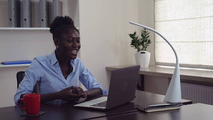 라이프스타일 여자 행복 물결 흑인 인터넷 통신 관계 회의 기술 실내 대화 한명 미소 사람 성인 내부 컴퓨터 사무실 검은색 웹 우정 어플리케이션 부름 멀리 온라인 채팅 4K MOV 해외동영상 클립영상 서양인 1 감정 컬러 비즈니스 모션 표정 말하기 생활 친구 전자제품 동영상 파일형식
