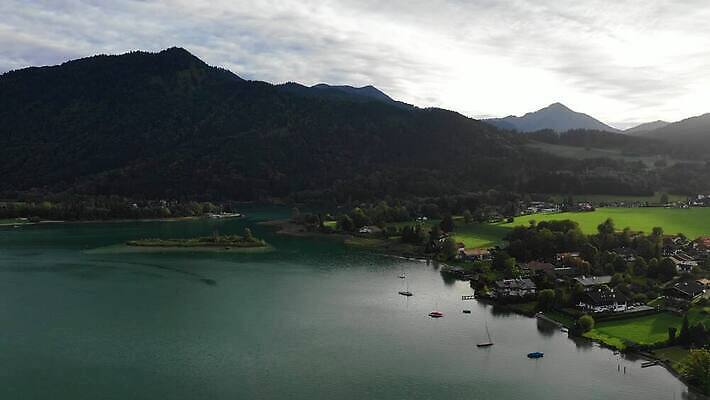 나무 유럽 호수 여행 자연 하늘 산 독일 파노라마 사람없음 야외 물 파란색 관광지 교회 마을 보트 언덕 장면 타운 바이에른 바이에른사람 산맥 4K MOV 해외동영상 클립영상 자연요소 식물 나라 컬러 배_교통 종교건축 촬영기법 건물 도시 생태계 동영상 파일형식