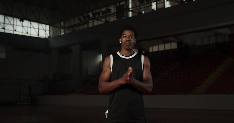 직업 1 라이프스타일 남자 유럽 스포츠 포즈 백그라운드 유니폼 공 놀이 농구 실내 건강 한명 서기 사람 성인 내부 운동복 운동 바구니 검은색 힘 게임 잡기 결심 집중 근육질 동영상 법정 심각 어려움 운동가 튕기기 플레이어 4K MOV 해외동영상 클립영상 옷 나라 컬러 컨셉 모션 근육 생활 구기 몸매 파일형식