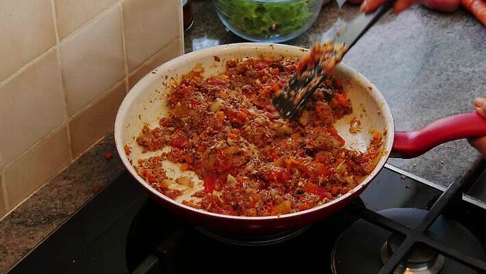 전통 접시 음식 채소 감자 파슬리 육류 요리 사람없음 식사 저녁식사 소고기 시골 굽기 시골집 프랑스어 점심식사 그라탱 다진 캐서롤 핸드메이드 4K MP4 해외동영상 클립영상 문자 식기 식재료 주택 서양음식 용기_그릇 구이 동영상 파일형식