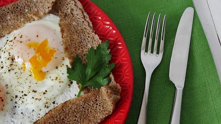 전통 음식 다이어트 아침 건강 요리 사람없음 케이크 계란 식사 저녁식사 신선 아침식사 굽기 팬케이크 프랑스어 점심식사 노르망디 단백질 짠맛 핸드메이드 크레이프 맛있는 4K MP4 해외동영상 클립영상 주간 문자 디저트 알 맛 구이 동영상 영양소 파일형식