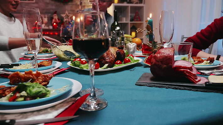 백인 계절 남자 음식 크리스마스 겨울 통신 가정 가족 탁자 휴가 새해 주택 기념 함께함 실내 이벤트 성인 사람없음 내부 장식 친구 파티 축제 식사 저녁식사 치킨 모임 축하 그룹 칼 야간 자르기 주인 세대 설정 칠면조구이 4K MOV 해외동영상 클립영상 자연요소 서양인 기념일 가구 컨셉 관계 모션 사람 건물 구이 동영상 닭고기요리 파일형식