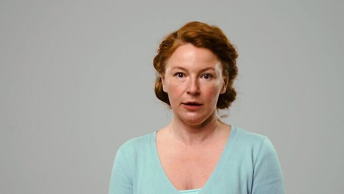 직업 캐릭터 1 응시 여자 감정 얼굴 생각 대화 한명 웃음 사람 성인 놀람 분노 짜증 표현 찡그림 변화 흰배경 개성 고립 시리즈 표현성 4K MP4 해외동영상 클립영상 시선 백그라운드 컨셉 표정 말하기 신체부위 흰색 동영상 파일형식