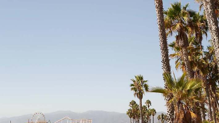 주간 공원 모래 상징 여행 휴가 왕관 열대 풍경 해변 사람없음 여름 야자수 햇빛 뷰티 항구 맑음 미국 놀이공원 꿈 바퀴 분위기 클래식 캘리포니아 태평양 로스앤젤레스 이국적 파라다이스 4K 산타모니카 MP4 해외동영상 클립영상 자연요소 나무 계절 공공시설 바다 컨셉 북아메리카 교통시설 날씨 태양 테마파크 동영상 파일형식