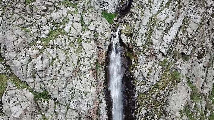 나무 여행 자연 휴가 산 안테나 사람없음 야외 초록색 물 강 골짜기 폭포 흐름 개울 황무지 정상 숲 언덕 암초 내추럴 드론 랜드마크 그리너리 키르기스스탄 MP4 해외동영상 클립영상 자연요소 식물 컬러 컨셉 통신 생태계 동영상 중앙아시아 파일형식 트랜드컬러
