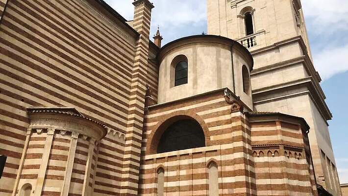 외관 유럽 기독교 종교 문화 여행 건축양식 사람없음 야외 건물 산타클로스 성당 교회 탑 이탈리아 천주교 도시 센터 중세 역사 재산 정사각형 광장 대성당 마리아 타운 랜드마크 르네상스 바실리카 베로나 신앙심 옛날 MP4 해외동영상 클립영상 도형 건축물 건축 나라 크리스마스 종교건축 금융 동영상 파일형식