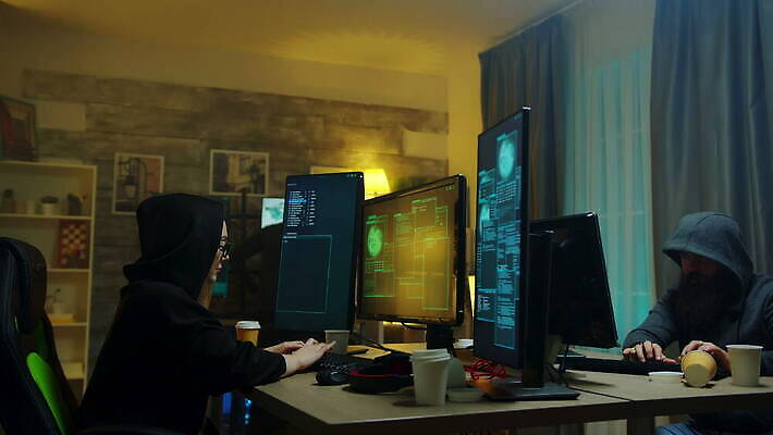 여자 인터넷 기념 사람없음 컴퓨터 스크린 모니터 웹 어둠 방 정보 타이핑 네트워크 조직 그룹 센터 바이러스 암호 공격 비밀 사이버 보안 신분 시스템 해킹 해커 깊이 데이터베이스 서버 소프트웨어 악성코드 4K MOV 해외동영상 클립영상 컨셉 모션 안전 사람 전자제품 범죄 동영상 파일형식