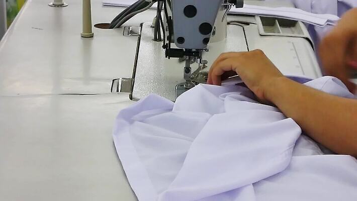 직업 손 디자인 옷 여자 산업 셔츠 공장 노동자 유행 기계 장비 흰색 공구 직물 업무 바늘 작업실 실 제조 바느질 천 묘사 땀 만들기 재단 재단사 방법 조작 진짜 MP4 해외동영상 클립영상 컬러 상의 공업 모션 사람 신체부위 도구 작업 동영상 파일형식