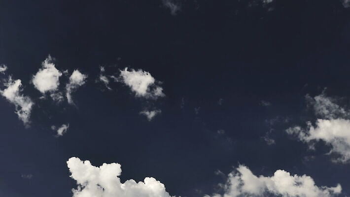 구름 컬러 백그라운드 자연 하늘 날씨 풍경 사람없음 야외 가로 여름 파란색 빛 햇빛 태양 뷰티 우주 환경 흰색 전원 분위기 장면 천국 솜털 스카이라인 내추럴 오존 적란운 천창 유일 4K 타임랩스 MOV 해외동영상 클립영상 자연요소 계절 컨셉 촬영기법 전기에너지 생태계 동영상 파일형식 구름_자연