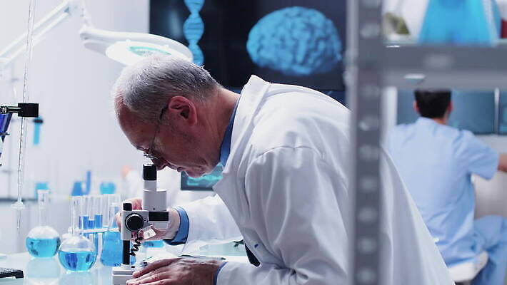 직업 여자 남자 산업 과학 건강 현미경 실험 사람 사람없음 스터디 컴퓨터 약 스크린 장비 의사 코트 업무 작업 그룹 센터 실험실 연구원 과학자 분석 시설 생물학 튜브 공학 발견 조제 개발 돌봄 백신 유전 화학자 4K MOV 해외동영상 클립영상 교육 컨셉 의학 모션 실험기구 전자제품 학습 외투 의료진 만들기 동영상 학자 파일형식