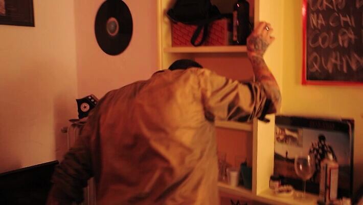 백인 라이프스타일 남자 감정 얼굴 백그라운드 스트레스 주택 한명 사람 소년 성인 슬픔 표현 실패 좌절 고독 충돌 버리기 고민 문제 빈털터리 나쁜 깨짐 우울증 위기 트러블 헬프 혼자 4K MP4 해외동영상 클립영상 서양인 1 어린이 컨셉 모션 건물 생활 신체부위 도움 질병 동영상 파일형식