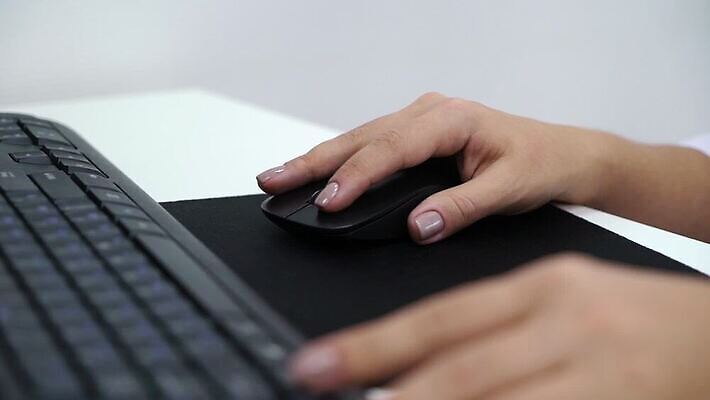 직업 여자 인터넷 회사 비즈니스 사업가 통신 손가락 노동자 직장 기술 관리 사람 노트북 전자제품 컴퓨터 사무실 자료 정보 타이핑 키보드 업무 비즈니스맨 비즈니스우먼 네트워크 선택 경영자 바쁨 비서 온라인 소통 경영 입력 정중 키패드 프로그래밍 MOV 해외동영상 클립영상 손 남자 컨셉 작업 직장인 리더 동영상 개발 파일형식