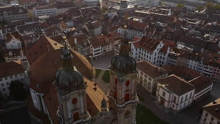 유럽 기독교 종교 여행 건축양식 주택 안테나 풍경 사람없음 건물 세계 성당 교회 카메라 탑 도시 센터 중세 역사 재산 성자 도서관 정상 땅 스위스 알프스 타운 수도원 항공촬영 혁명 드론 랜드마크 수녀원 옛날 MOV 해외동영상 슬로모션 클립영상 건축물 교육 건축 나라 뷰포인트 컨셉 통신 종교건축 촬영기법 금융 전자제품 동영상 파일형식