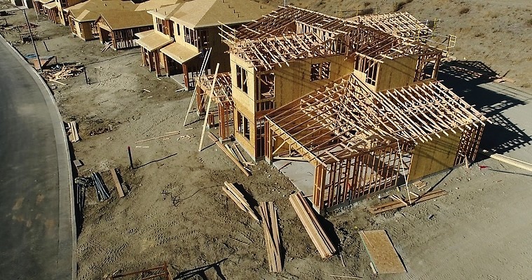 산업 부동산 새로움 주택 안테나 사람없음 건물 건설현장 땅 머리위 먼지 이웃 항공촬영 개발 4K MP4 해외동영상 클립영상 건축물 뷰포인트 컨셉 통신 건설업 재산 동영상 파일형식