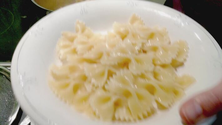 전통 접시 딸 행복 음식 백그라운드 다이어트 토마토 채소 모션 탁자 치즈 파스타 건강 스파게티 관리 육류 요리 사람없음 초록색 주방 식당 요리사 식사 저녁식사 이탈리아 카페 흰색 신선 맛 먹기 국수 준비 점심식사 넣기 볼로냐 맛있는 푸질리 4K MOV 해외동영상 슬로모션 클립영상 직업 식기 감정 유럽 컬러 가구 컨셉 식재료 가족 유제품 서양음식 촬영기법 상점 면류 동영상 파일형식