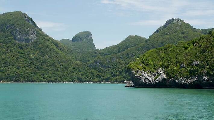 공원 아시아 바다 섬 여행 백그라운드 태국 휴가 열대 산 파노라마 풍경 사람없음 초록색 물 여름 파란색 여행객 맑음 놀람 전원 만 숲 열대우림 언덕 암초 석호 내추럴 가죽끈 이국적 전국 터키석 파라다이스 4K MP4 해외동영상 클립영상 자연요소 계절 공공시설 감정 나라 컬러 날씨 촬영기법 표정 사람 끈 전기에너지 가죽 보석 동영상 파일형식