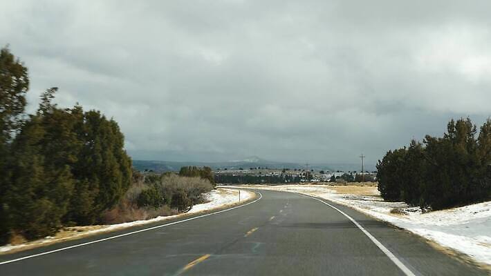 도로 여행 겨울 자동차 자연 유리 산 항해 사람없음 노란색 계곡 미국 운전 고속도로 황무지 땅 인도인 산등성이 지역 애리조나 루트 방법 시온산 자동 직진 수평선 1인칭시점 4K MP4 해외동영상 클립영상 외국인 시선 계절 길 육상교통 컬러 북아메리카 배_교통 교통시설 모션 재질 동양인 생태계 동영상 파일형식