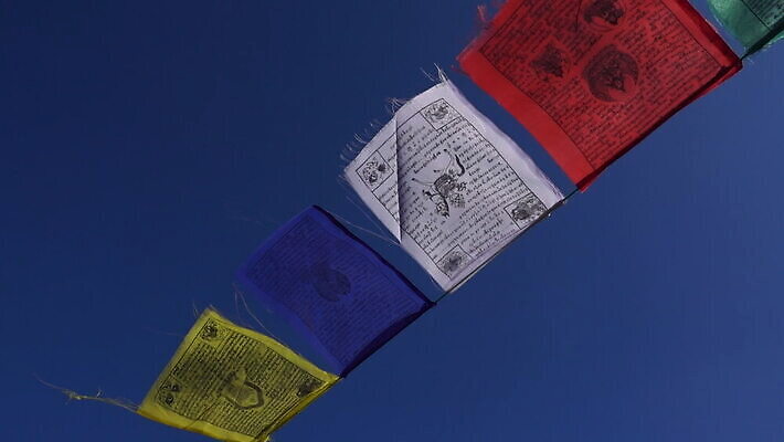 전통 아시아 문화 컬러 여행 불교 하늘 바람 산 동양인 사람없음 야외 파란색 컬러풀 축제 하이킹 기도 깃발 사찰 영혼 역사 재산 정상 심볼 명상 신성 네팔 수도원 동쪽 순례 순례자 숭배 신앙심 히말라야 카피스페이스 MOV 해외동영상 클립영상 자연요소 나라 종교 종교건축 레저 날씨 인종 금융 공백 방향 동영상 파일형식 산맥