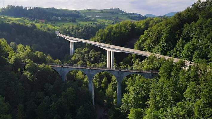나무 도로 건축양식 자동차 산 사람없음 야외 초록색 구름다리 4K MP4 해외동영상 클립영상 식물 건축 길 육상교통 컬러 교통시설 다리_건축물 동영상 파일형식