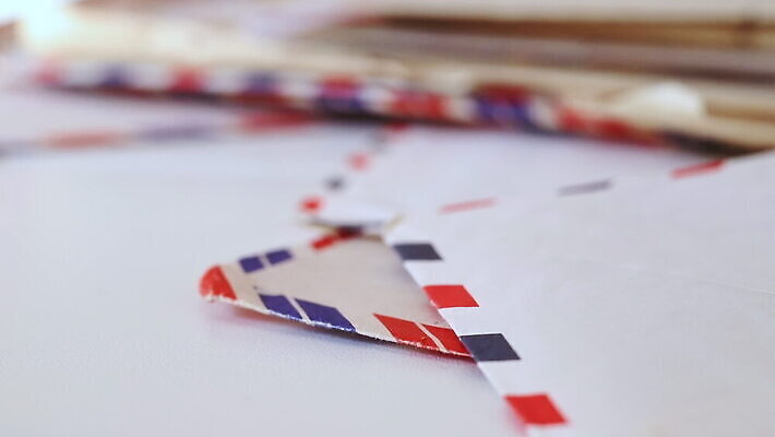 감정 종이 컨셉 통신 관계 봉투 사람없음 앞모습 빨간색 파란색 쌓기 낭만 추위 수확 메시지 편지 심볼 책상 오브젝트 문서 복고 구식 국제우편 편지쓰기 MOV 해외동영상 클립영상 뷰포인트 컬러 가구 농업 모션 기록 우편물 동영상 파일형식