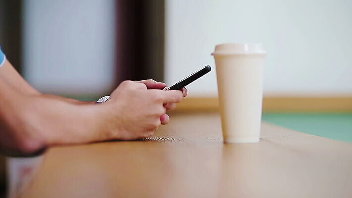 라이프스타일 남자 커피 한명 사람 스마트폰 카페 소프트포커스 MOV 해외동영상 클립영상 1 음료 촬영기법 생활 핸드폰 스마트기기 상점 동영상 파일형식