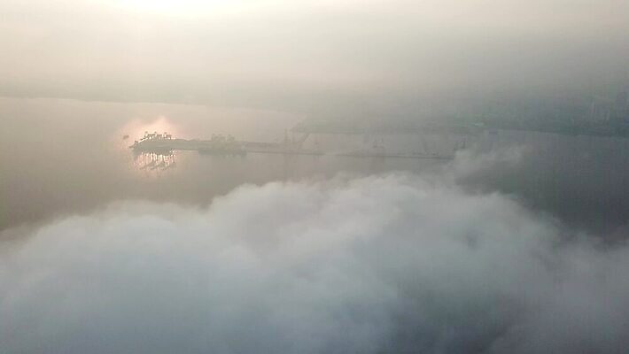산업 바다 비즈니스 교통시설 아침 사람없음 파란색 항구 안개 화물 도시 큼 컨테이너 무역 함선 상업 수납 포트 부둣가 수입 터미널 4K MOV 해외동영상 클립영상 주간 컬러 교통 날씨 운송업 배 크기 시설 동영상 선박 파일형식