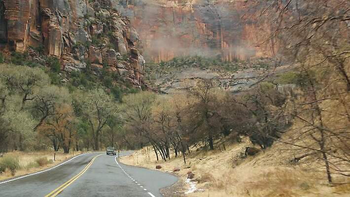여행 겨울 자동차 항해 국립공원 경사 사람없음 빨간색 골짜기 미국 운전 외계인 가을 황무지 분위기 선탠 땅 인도인 탈출 환경보전 부식 안심 사암 애리조나 감탄 루트 벌거벗은 시온산 자동 화성 흉터 불모지 4K MP4 해외동영상 클립영상 외국인 계절 공원 육상교통 컬러 컨셉 북아메리카 모션 자연 동양인 행성 미확인물체 돌 바위 배 상처 사회이슈 동영상 선박 파일형식
