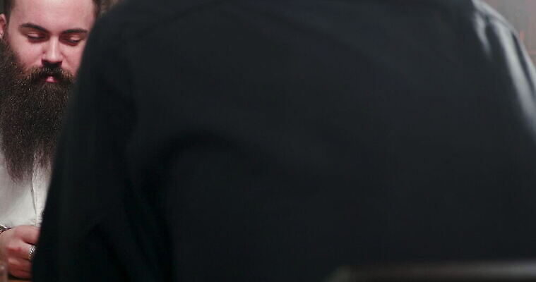 백인 라이프스타일 남자 통신 놀이 탁자 주택 함께함 실내 앉기 취미 사람없음 친구 경쟁 우정 기쁨 도전 게임 잡기 바 신용카드 그룹 도박 집중 버번 옛날 위스키 4K MOV 해외동영상 클립영상 서양인 감정 가구 컨셉 관계 모션 주류 사람 내부 건물 생활 금융 동영상 파일형식