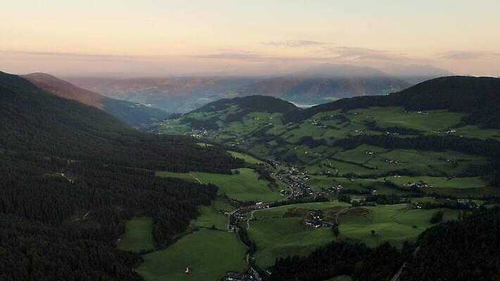 자연 산 풍경 사람없음 초록색 마을 일출 알프스 4K MOV 해외동영상 클립영상 유럽 컬러 노을 생태계 동영상 파일형식