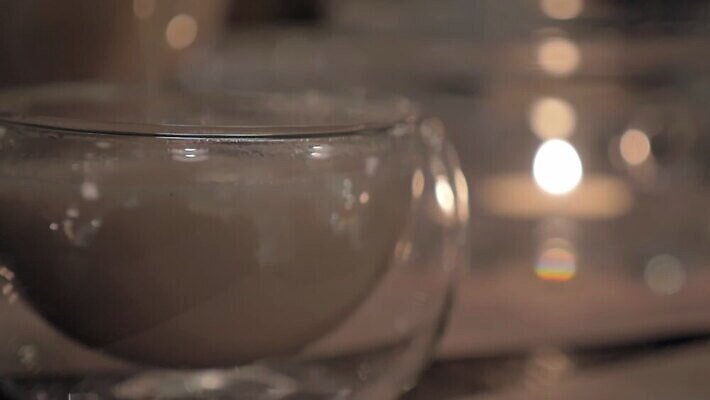 음료 유리 탁자 사람없음 컵 빛 식당 카페 우유 흰색 뜨거움 붓기 인도인 서빙 마살라 MOV 해외동영상 슬로모션 클립영상 외국인 식기 컬러 가구 모션 재질 유제품 촬영기법 동양인 상점 동영상 파일형식