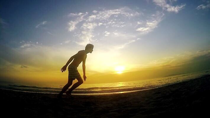 직업 라이프스타일 웰빙 남자 행복 실루엣 스포츠 바다 올림픽 십자가 신체 모션 하늘 바닥 기술 건강 사람 사람없음 야외 조깅 운동 점프 일몰 에너지 업무 유연 연습 체육관 체조선수 히스패닉 느림 추적 완벽 프리스타일 크로스핏 MOV 해외동영상 슬로모션 클립영상 감정 컨셉 운동선수 촬영기법 생활 노을 작업 체조 동영상 파일형식