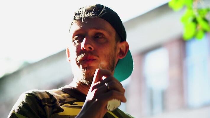 백인 1 학생 라이프스타일 옷 남자 얼굴 백그라운드 수염 담배 한명 사람 성인 야외 약 어둠 흰색 연기 코 전자 담배연기 중독 습관 니코틴 흡연자 힙스터 MP4 해외동영상 슬로모션 클립영상 서양인 패션 컬러 의학 흡연 촬영기법 생활 신체부위 동영상 파일형식