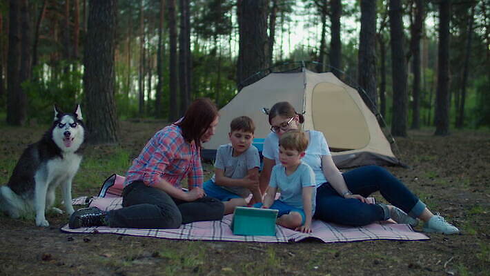 여자 행복 얼굴 어린이 여행 인터넷 가족 놀이 휴식 함께함 텐트 대화 미소 여러명 야외 태블릿 눕기 알약 여행객 캠핑 하이킹 터치 관찰 그룹 어플리케이션 저녁 모닥불 캠핑장 즐거움 주말 온라인 사춘기 4K MOV 해외동영상 슬로모션 클립영상 감정 다수 컨셉 관계 모션 불 레저 촬영기법 표정 캠핑도구 말하기 사람 신체부위 전자제품 스마트기기 약 야간 동영상 파일형식