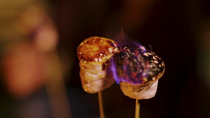 라이프스타일 행복 유럽 모션 자연 휴가 불꽃 휴식 산 수염 맥주 매달리기 미소 웃음 사람 사람없음 야외 파티 우정 캠핑 마시기 가을 기타 뜨거움 그룹 야간 저녁 장작 모닥불 굽기 통나무 나눔 마시멜로우 4K MOV 해외동영상 클립영상 자연요소 나무 계절 감정 나라 컨셉 불 현악기 레저 디저트 주류 표정 이벤트 생활 친구 구이 생태계 동영상 파일형식