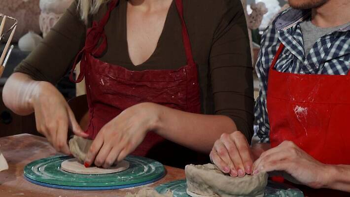 직업 전통 커플 행복 문화 조각 지도 데이트 사업가 성공 휴식 창조 미술 취미 두명 학습 교사 업무 도움 도자기 가르침 작업실 제조 냄비 공예 예술가 점토 수공예 도예가 조각가 핸드메이드 헬프 4K MOV 해외동영상 클립영상 교육 감정 컨셉 관계 문화예술 사람 작업 솥 동영상 파일형식