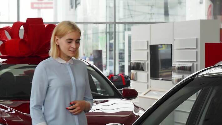 라이프스타일 행복 산업 여행 비즈니스 교통시설 자동차 성공 열쇠 한명 미소 안전 판매 운전 자유 운전사 고급 구매 가격 고객 긍정 엔진 소매 주인 보험 모터 대여 대출 면허증 임대 자동 소유 안락 4K MOV 해외동영상 클립영상 직업 1 감정 육상교통 교통 컨셉 모션 표정 사람 생활 금융 경제 쇼핑 시설 동영상 면허 증명서 파일형식