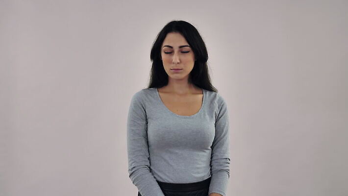 긴머리 여자 감정 포즈 백그라운드 갈색머리 실내 한명 동양인 성인 30대 뷰티 유행 분노 좌절 동쪽 부정적 4K MOV 해외동영상 클립영상 1 헤어스타일 컨셉 사람 인종 내부 장년 방향 동영상 파일형식