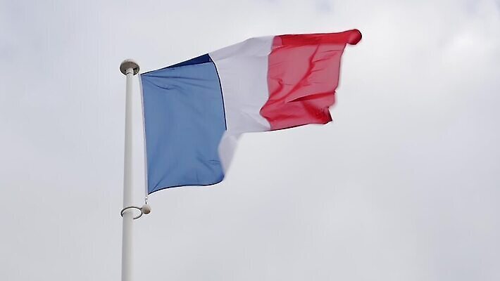 배너 유럽 문화 물결 여행 컨셉 건축양식 하늘 바람 사람없음 야외 그래픽 빨간색 파란색 세계 줄무늬 자유 프랑스 흰색 뉴스 민주주의 심볼 군용 깃대 봉 애국심 프랑스어 대통령 독립 삼색 잔물결 전국 정부 타격 통일 MP4 해외동영상 슬로모션 클립영상 자연요소 문자 건축 나라 컬러 무늬 모션 날씨 군대 촬영기법 동영상 파일형식