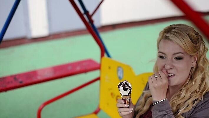 백인 모델 공원 행복 음식 아이스크림 디저트 한명 앉기 금발 뷰티 섹시 귀여움 얼음 입 달콤 핥기 빨다 플러스 먹기 그네 치수 굴곡 MOV 해외동영상 클립영상 자연요소 서양인 1 헤어스타일 기호 공공시설 감정 컨셉 모션 사람 신체부위 맛 동영상 파일형식