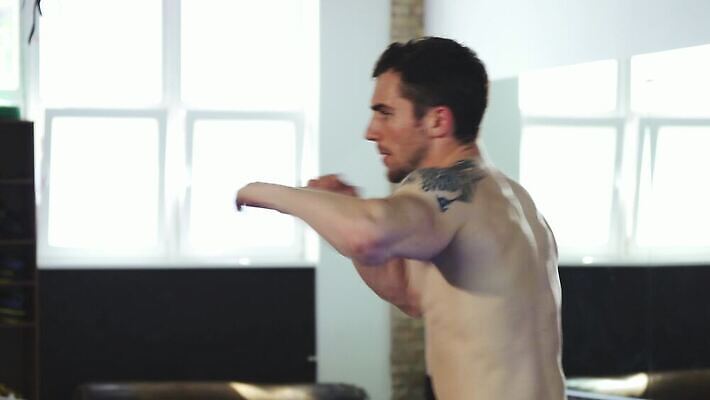 직업 라이프스타일 남자 스포츠 포즈 장갑 운동화 이동 신체 건강 그림자 한명 운동 힘 권투 수비 연습 속도 싸움 근육질 챔피언 필승 자극 종합격투기 4K MOV 해외동영상 클립영상 1 잡화 신발 컨셉 모션 근육 사람 생활 격투기 우승 몸매 동영상 파일형식