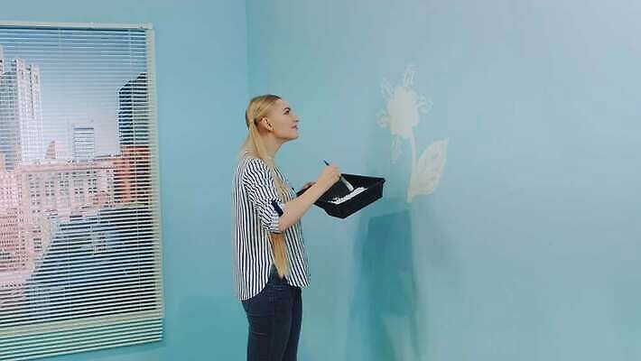 여자 꽃 벽 컬러 창문 아파트 주택 한명 내부 장식 인테리어 사무실 고층빌딩 페인트 방 공구 붓 업무 얼룩 그리기 수리 롤러 페인트붓 화가 DIY 업그레이드 4K MOV 해외동영상 슬로모션 클립영상 식물 직업 1 디자인 비즈니스 모션 촬영기법 사람 빌딩 취미 건물 도구 작업 동영상 파일형식