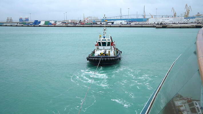 산업 밧줄 바다 교통시설 모션 항해 사람없음 야외 물 항구 힘 보트 당기기 큼 크루즈 함선 견인 포트 무거움 긴장 힘찬 4K MOV 해외동영상 클립영상 자연요소 감정 줄 교통 컨셉 배_교통 무게 크기 시설 동영상 파일형식